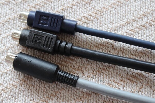 Distintos cables Mini DIN8 macho-macho que se pueden encontrar en el mercado y uno de elaboración propia con cable Tasker C 246