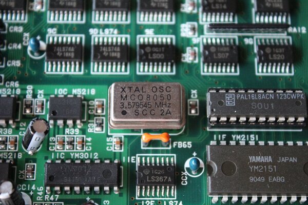 Oscilador de 3.57MHz instalado sobre un zócalo para reparar un problema de sonido en una placa Capcom CPS1