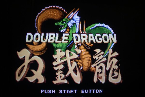 Fallo del sprite de la pantalla principal de una placa arcade Double Dragon de Technos
