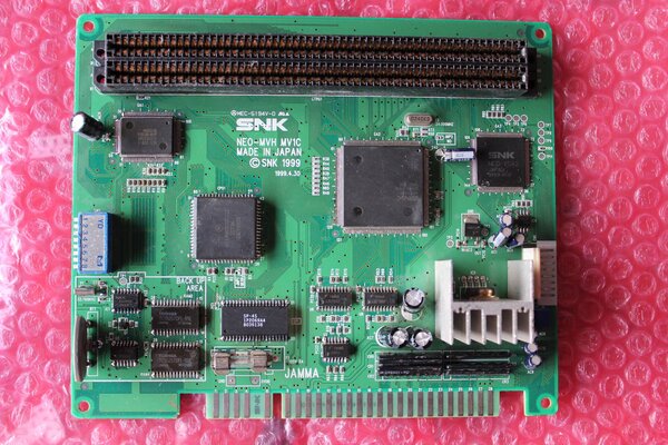 Placa Neo-Geo MV1C comprada en Aliexpress (foto de la parte de componentes)