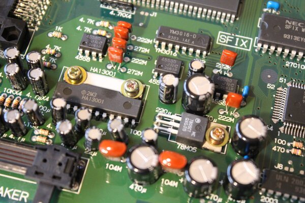 Cambio de condensadores electrolíticos (recap) en una Neo Geo MVS de doble ranura modelo MV2F, usando Rubycon PX y Panasonic NHG