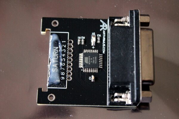 Araldite sobre la placa de circuito del adaptador Saturn a DB15
