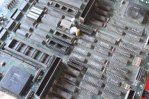 Placa base Sega System 16B con bastante suciedad, sin microprocesador Motorola 68000 y completamente muerta. Retiré los componentes antes de limpiar la placa (aún faltaba por retirar el supercondensador)